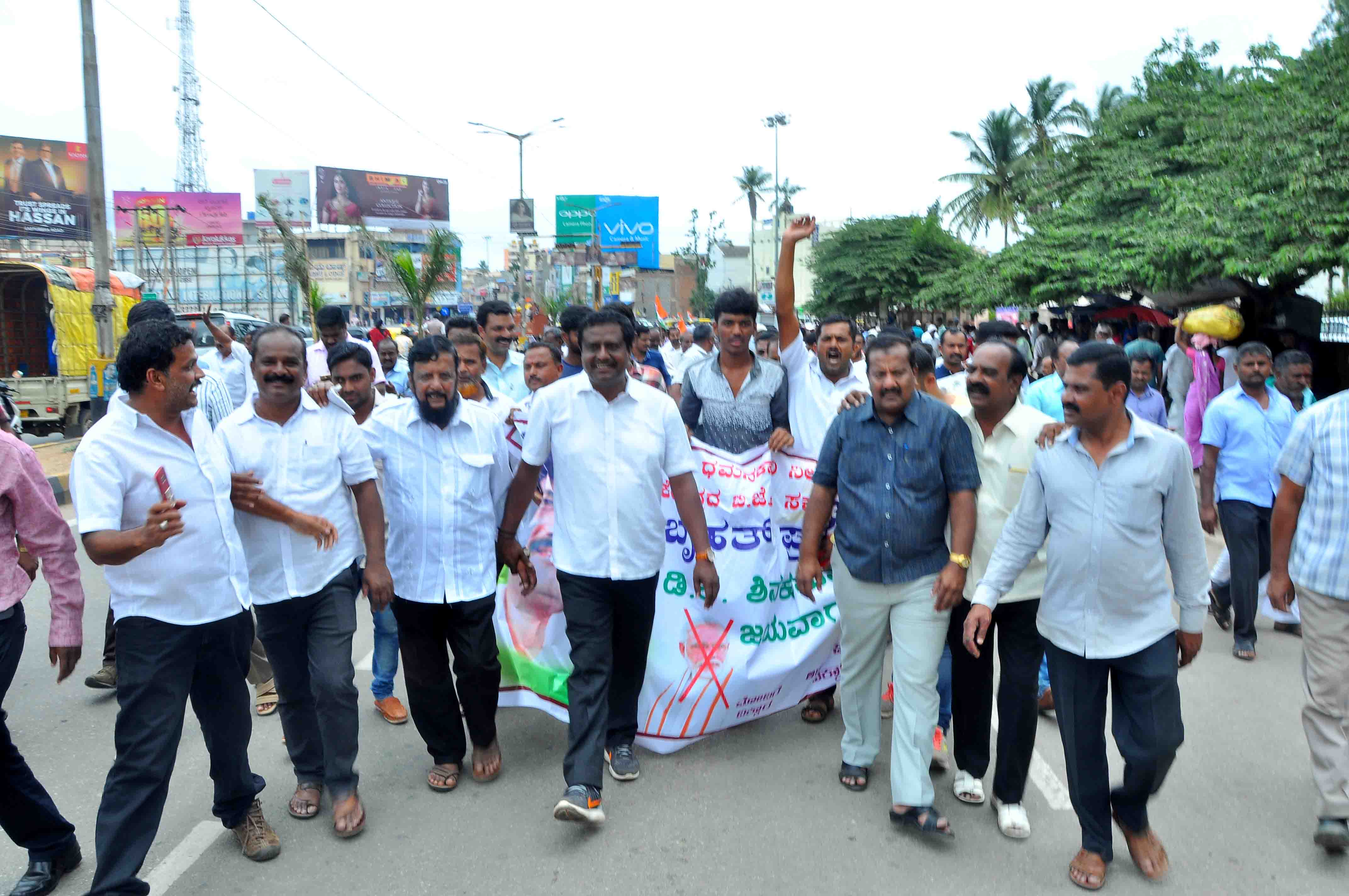 ಕಾಂಗ್ರೆಸ್ ಕಾರ್ಯಕರ್ತರಿಂದ ಬೃಹತ್ ಪ್ರತಿಭಟನೆ